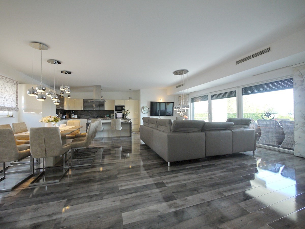 Malinska. Penthouse stanovanje z dvigalom in vrtom v novi luksuzni vili, 70 m od morja.