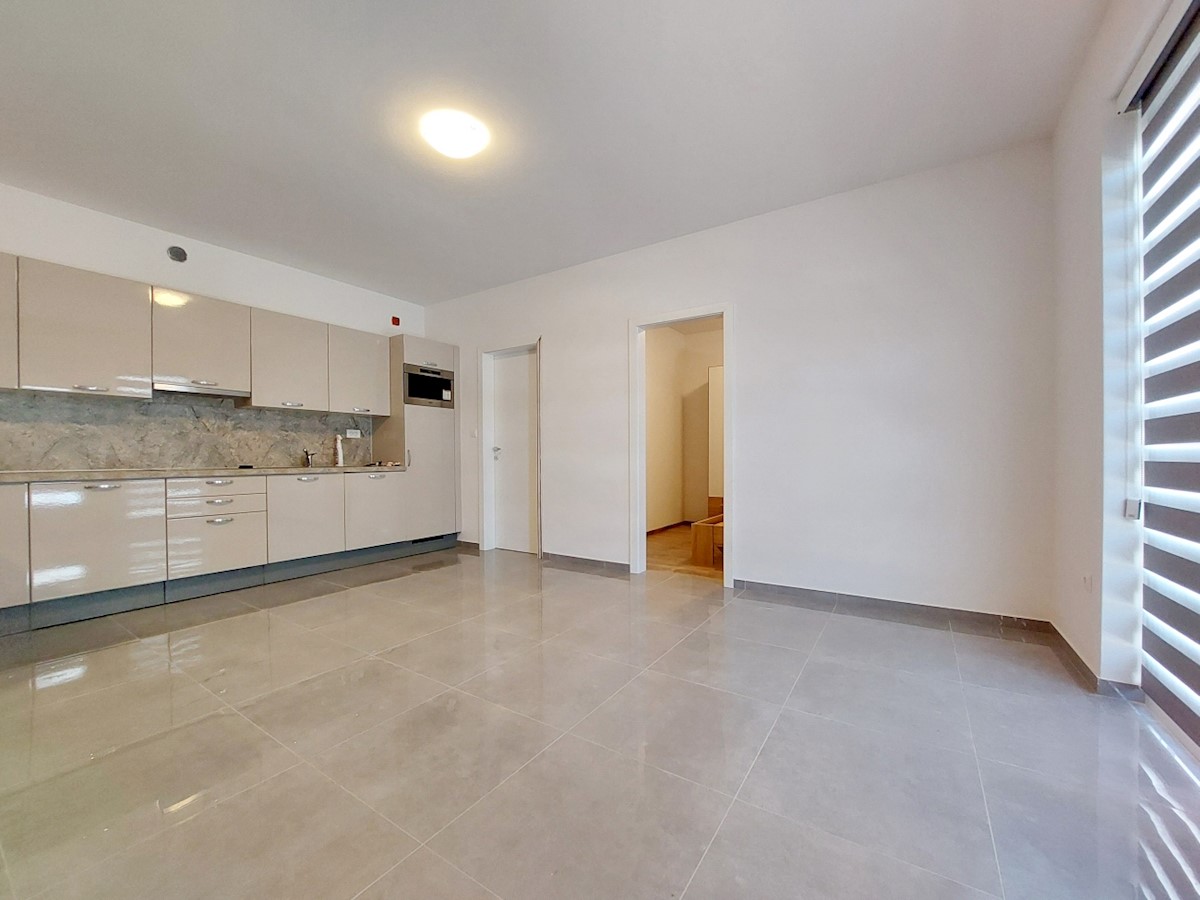 Malinska. Penthouse stanovanje z dvigalom in vrtom v novi luksuzni vili, 70 m od morja.