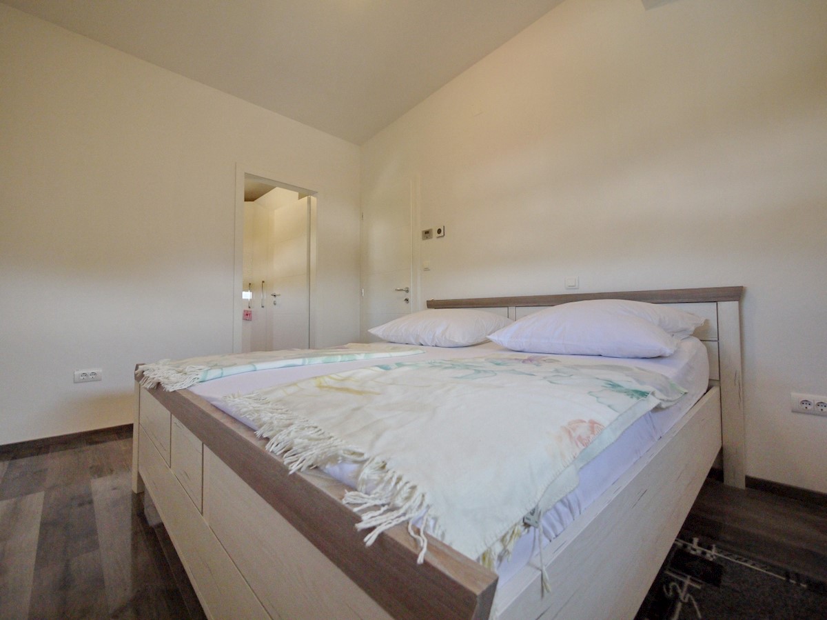 Malinska. Penthouse stanovanje z dvigalom in vrtom v novi luksuzni vili, 70 m od morja.