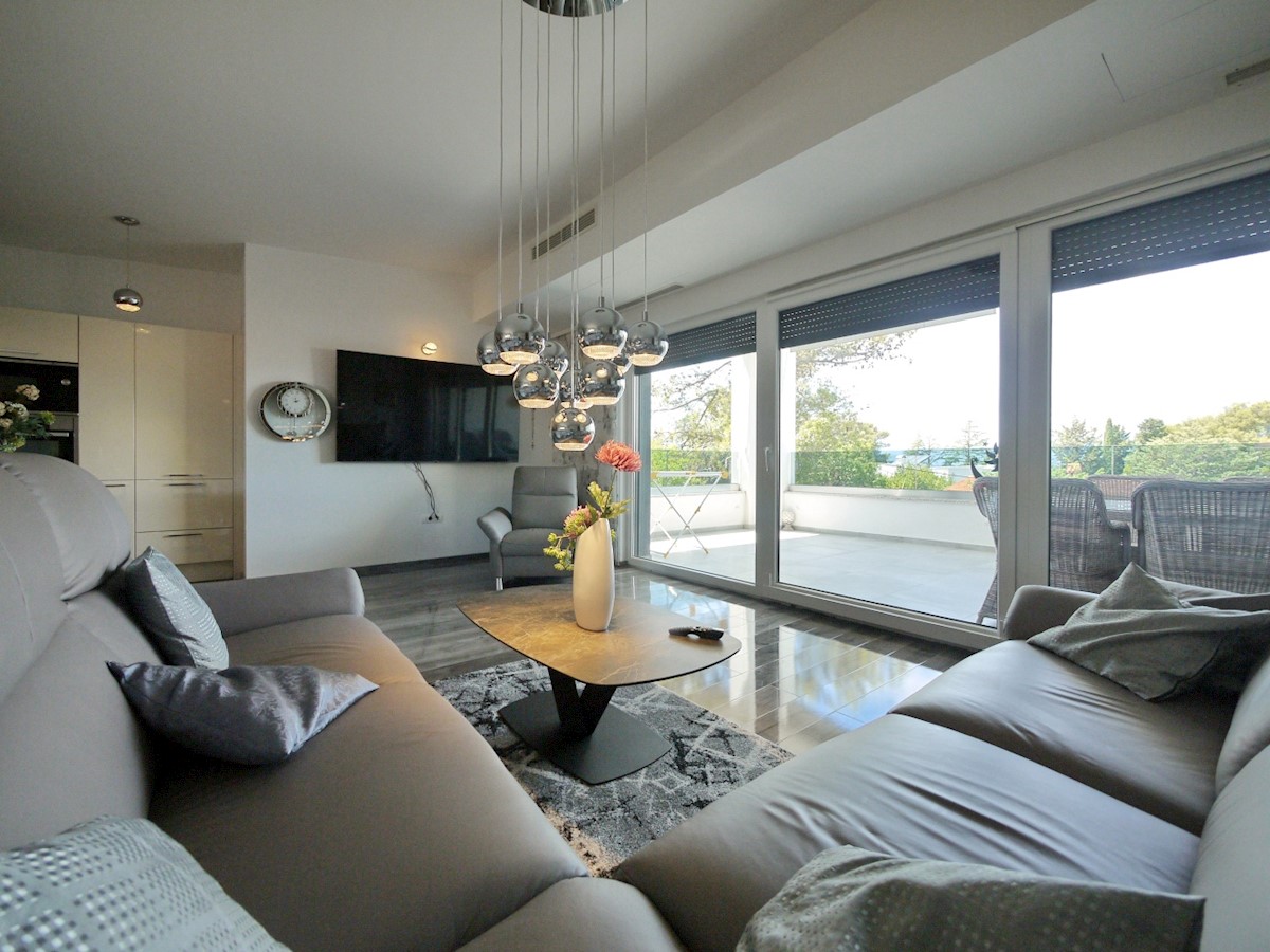 Malinska. Penthouse stanovanje z dvigalom in vrtom v novi luksuzni vili, 70 m od morja.