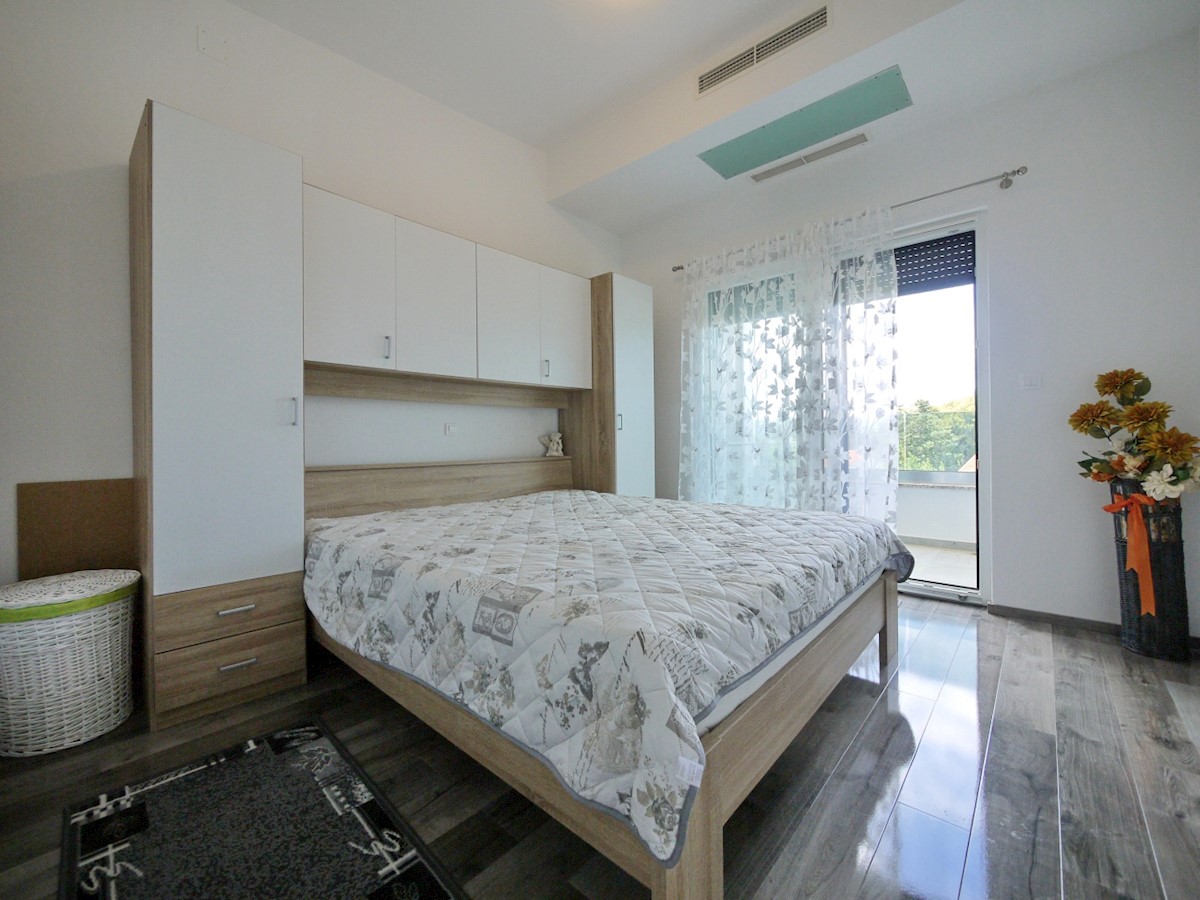 Malinska. Penthouse stanovanje z dvigalom in vrtom v novi luksuzni vili, 70 m od morja.