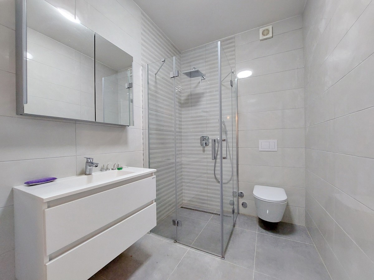 Malinska. Penthouse stanovanje z dvigalom in vrtom v novi luksuzni vili, 70 m od morja.