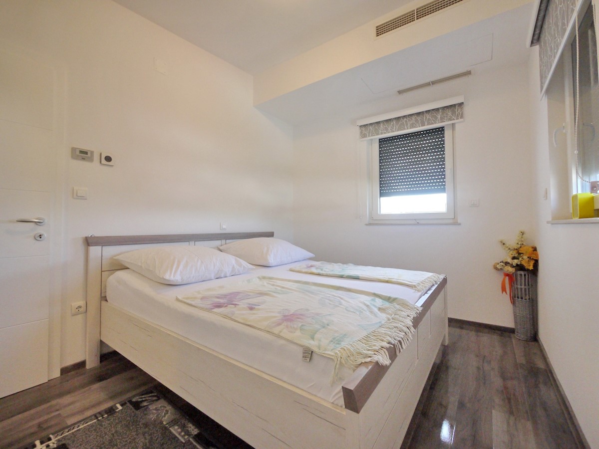 Malinska. Penthouse stanovanje z dvigalom in vrtom v novi luksuzni vili, 70 m od morja.