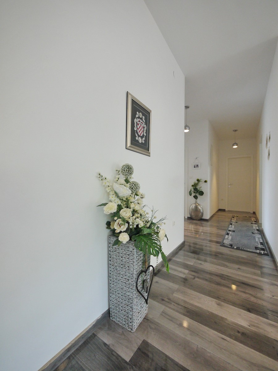 Malinska. Penthouse stanovanje z dvigalom in vrtom v novi luksuzni vili, 70 m od morja.