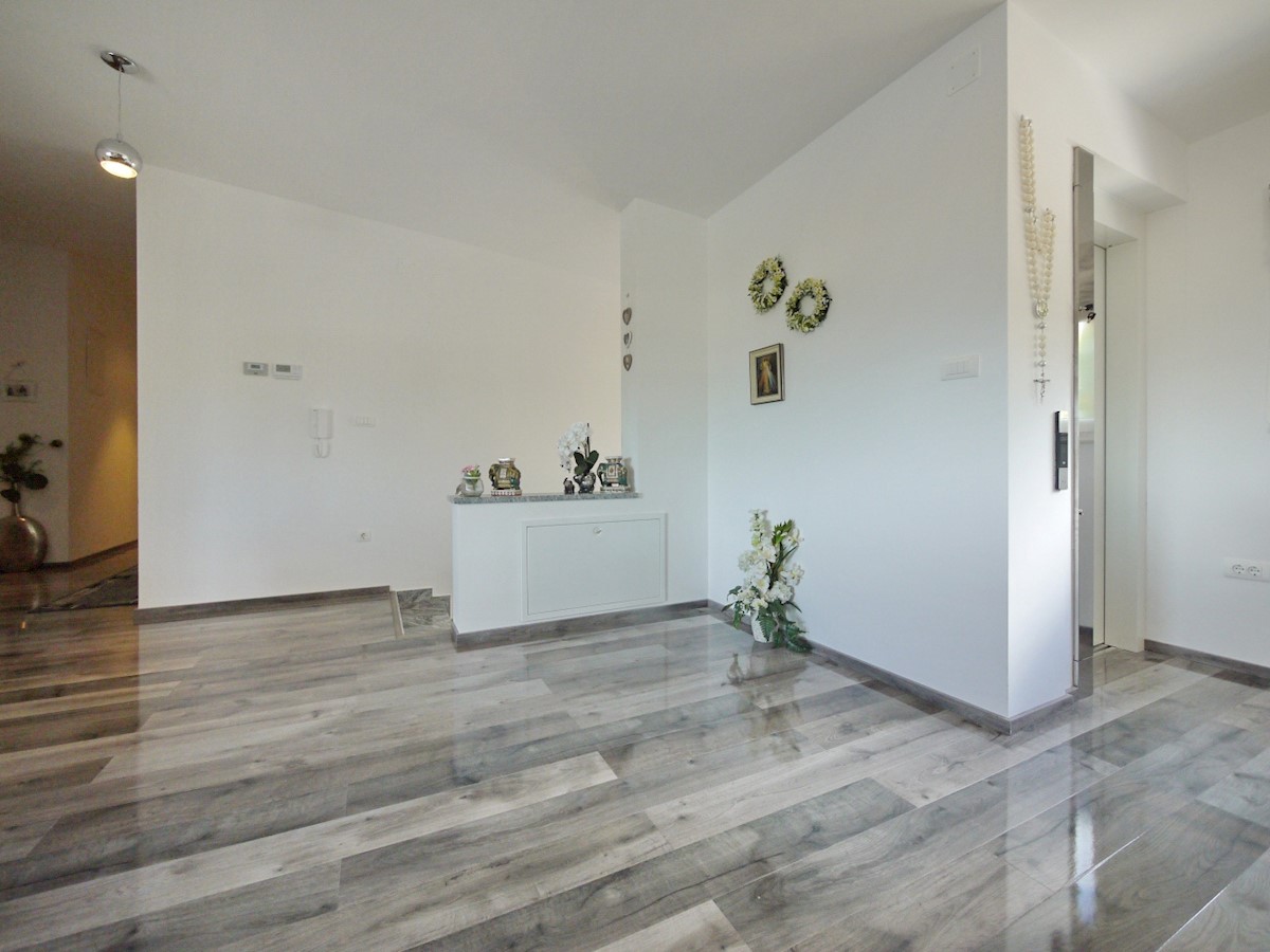 Malinska. Penthouse stanovanje z dvigalom in vrtom v novi luksuzni vili, 70 m od morja.
