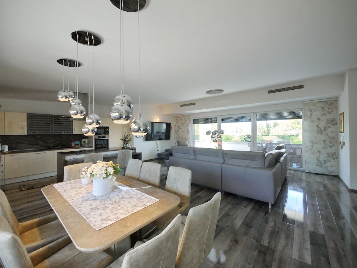 Malinska. Penthouse stanovanje z dvigalom in vrtom v novi luksuzni vili, 70 m od morja.