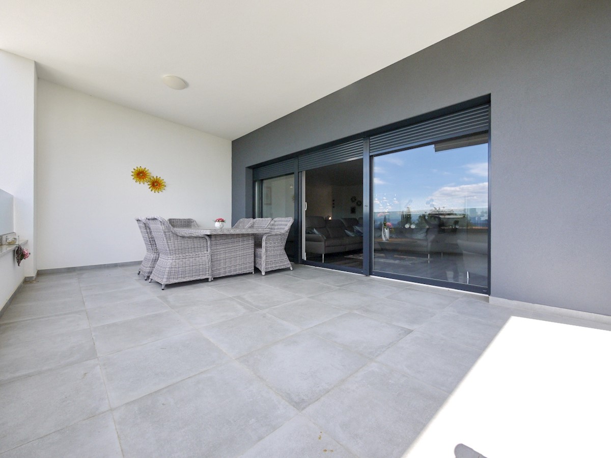 Malinska. Penthouse stanovanje z dvigalom in vrtom v novi luksuzni vili, 70 m od morja.