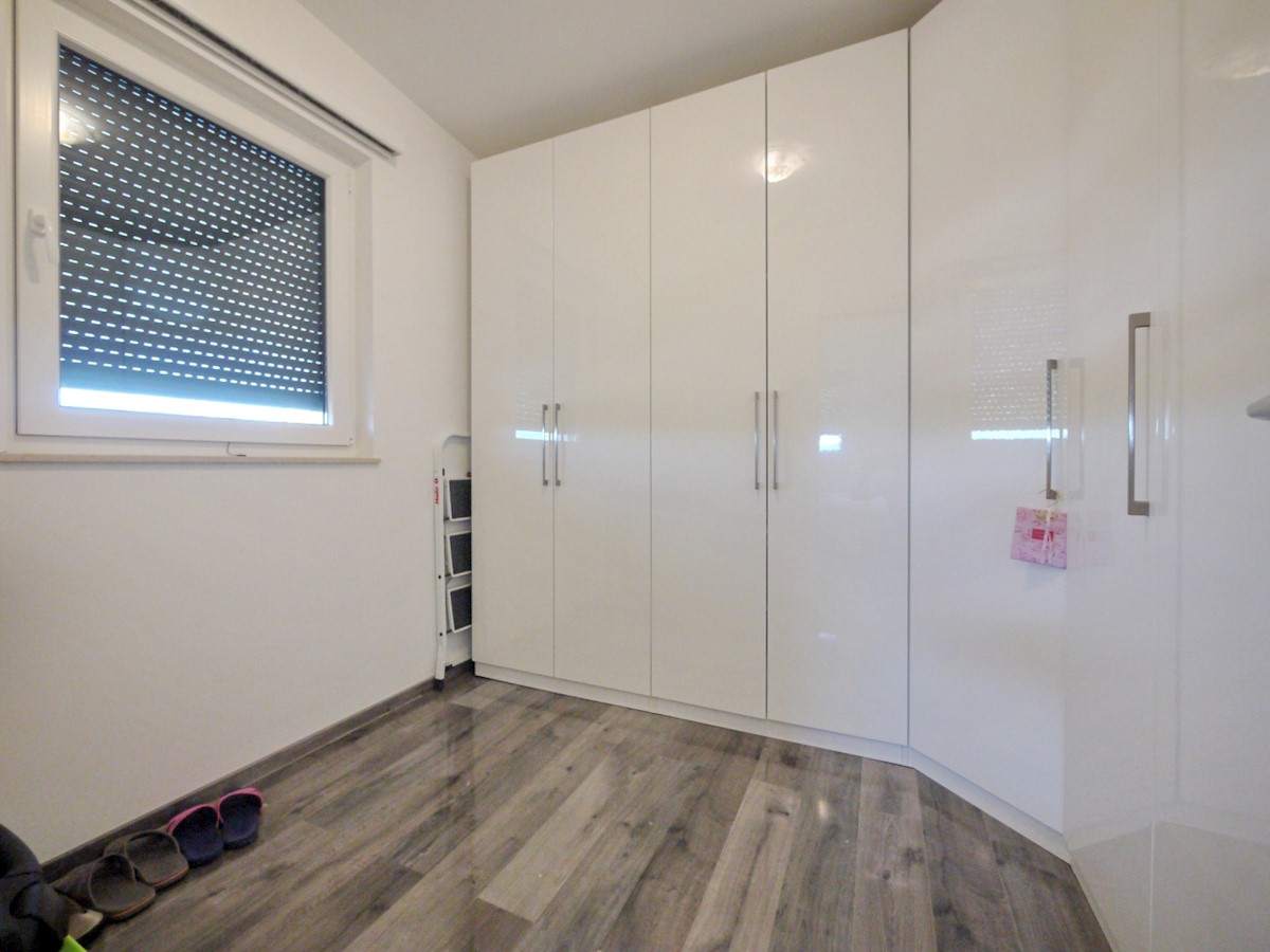 Malinska. Penthouse stanovanje z dvigalom in vrtom v novi luksuzni vili, 70 m od morja.