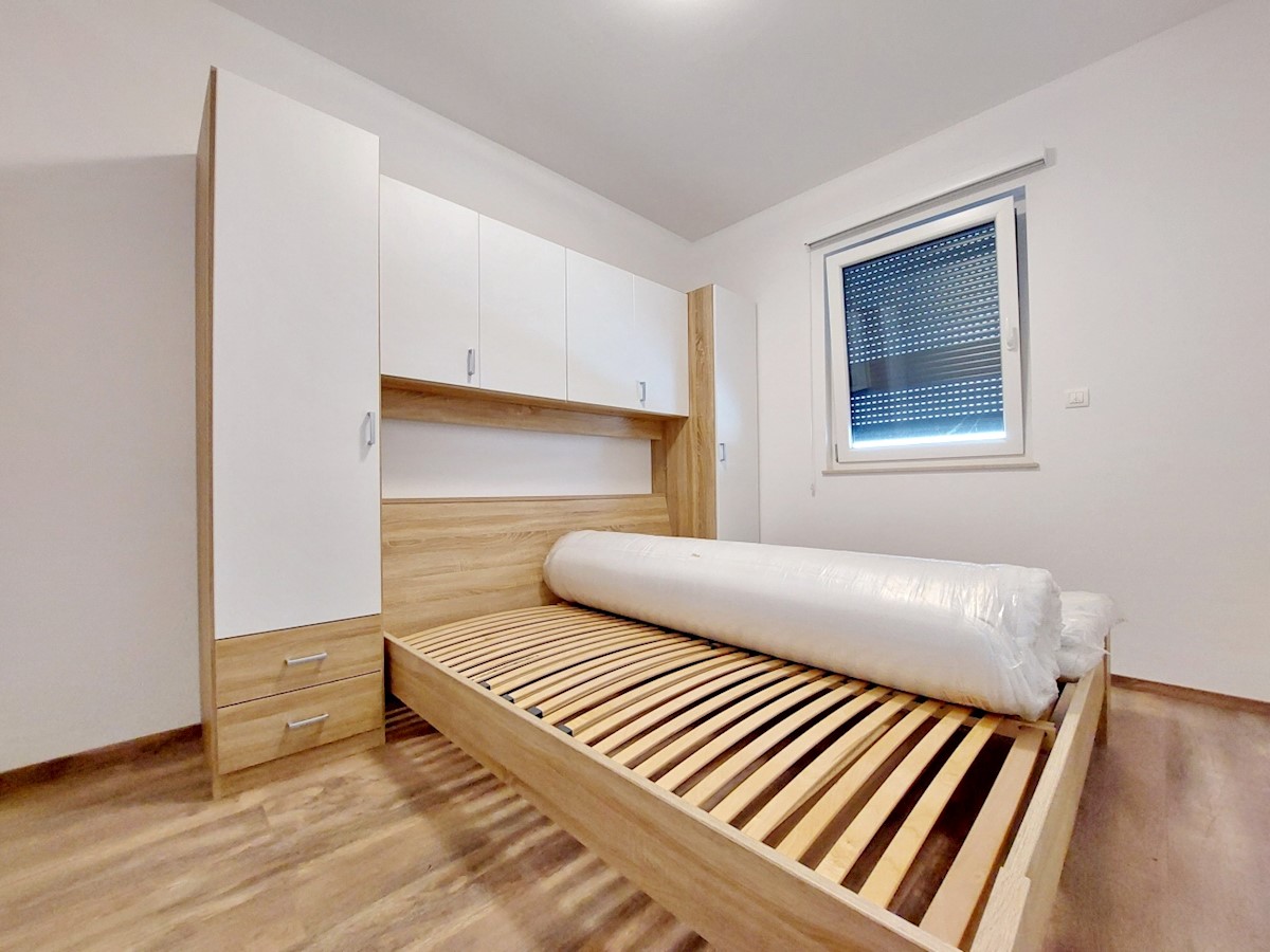 Malinska. Penthouse stanovanje z dvigalom in vrtom v novi luksuzni vili, 70 m od morja.