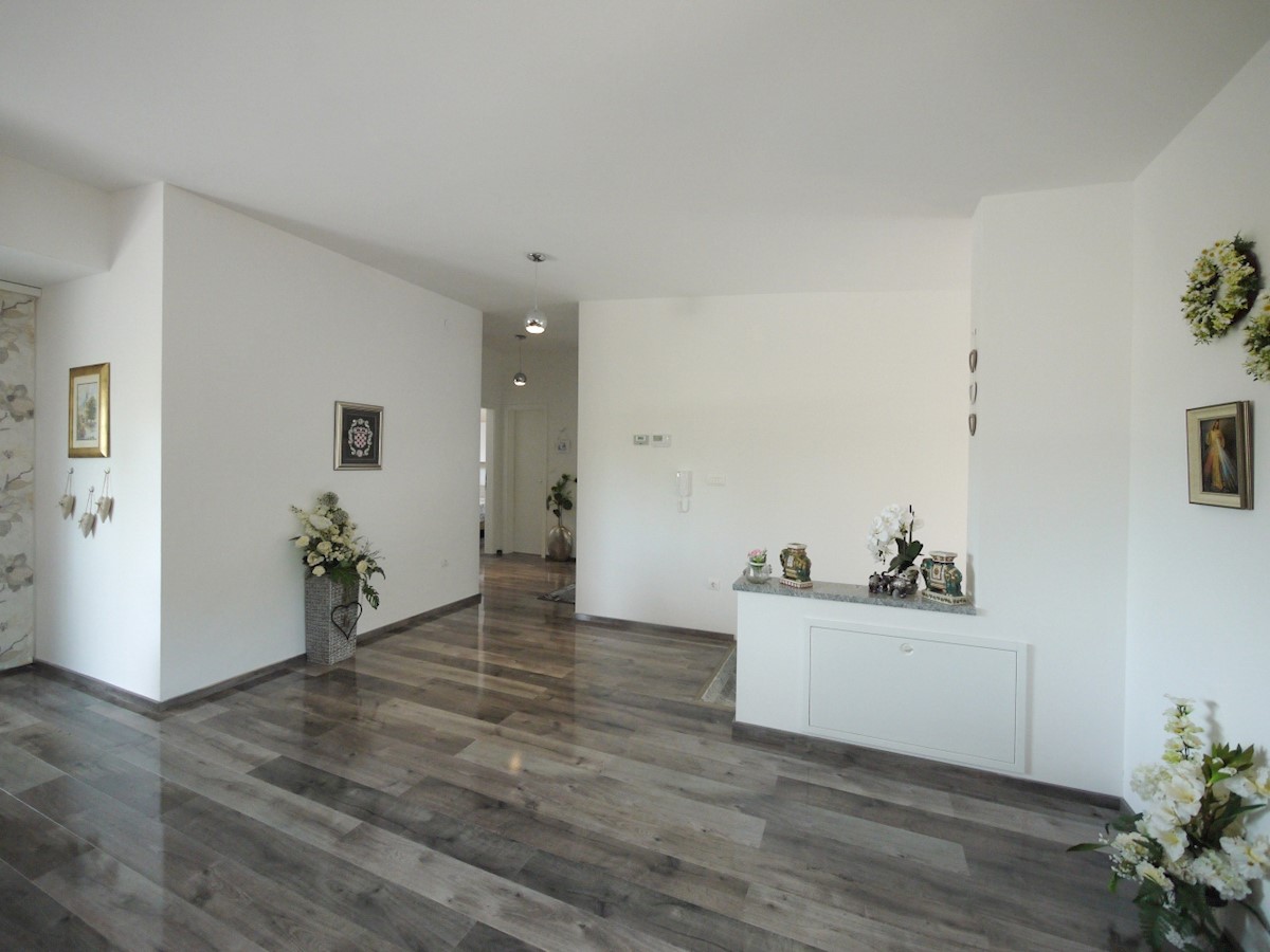 Malinska. Penthouse stanovanje z dvigalom in vrtom v novi luksuzni vili, 70 m od morja.