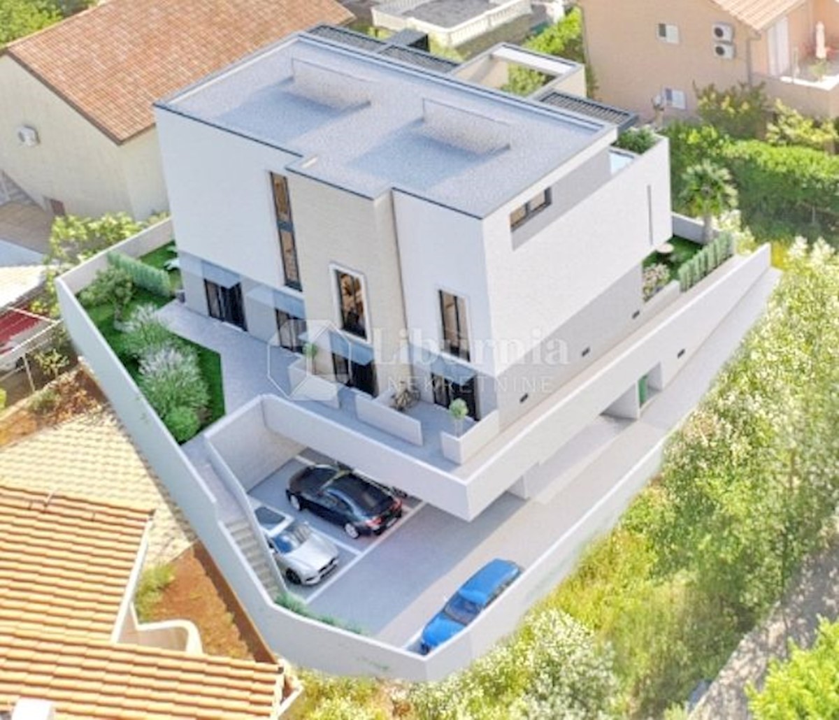 Mesto Krk. Luksuzno stanovanje v treh etažah, 300 metrov od morja.