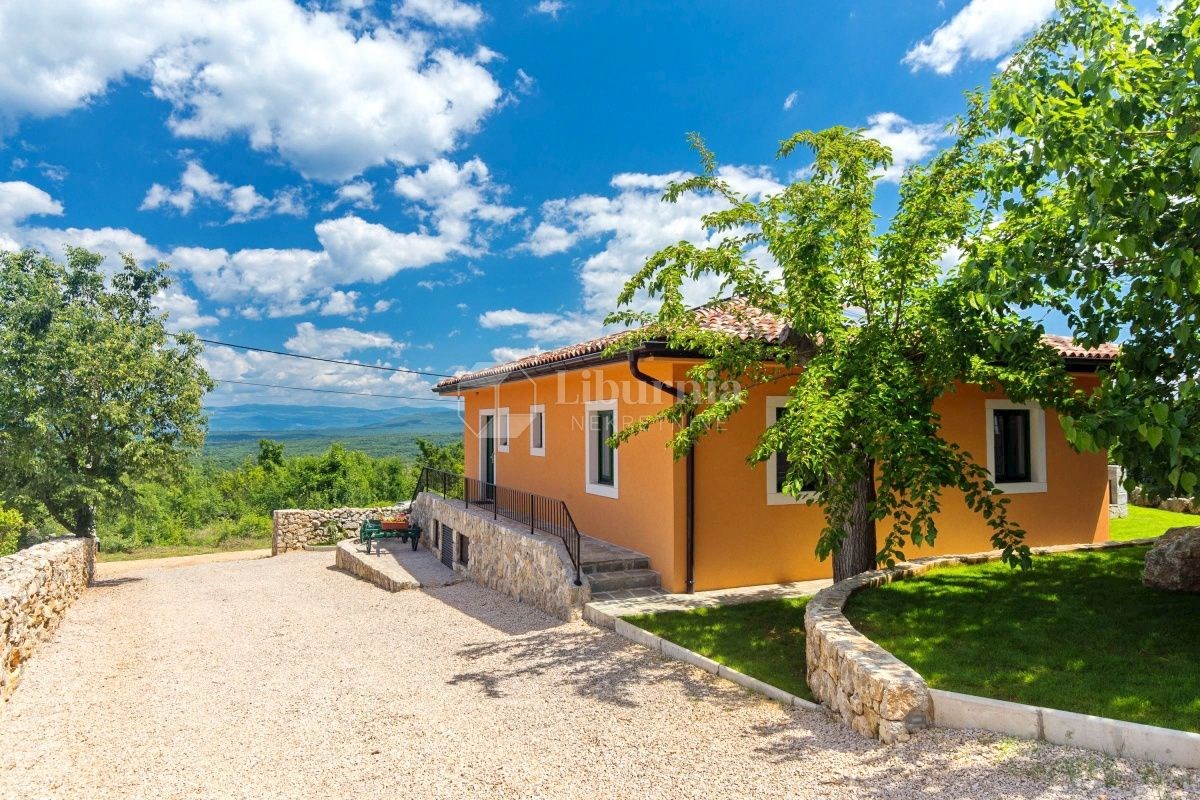 Mesto Krk bližja okolica. Hiša z bazenom in velikim vrtom