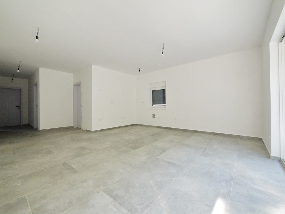 Otok Krk, zaliv Soline, okolica. Apartma v pritličju z vrtom.