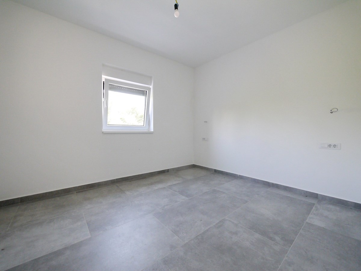Otok Krk, zaliv Soline, okolica. Apartma v pritličju z vrtom.