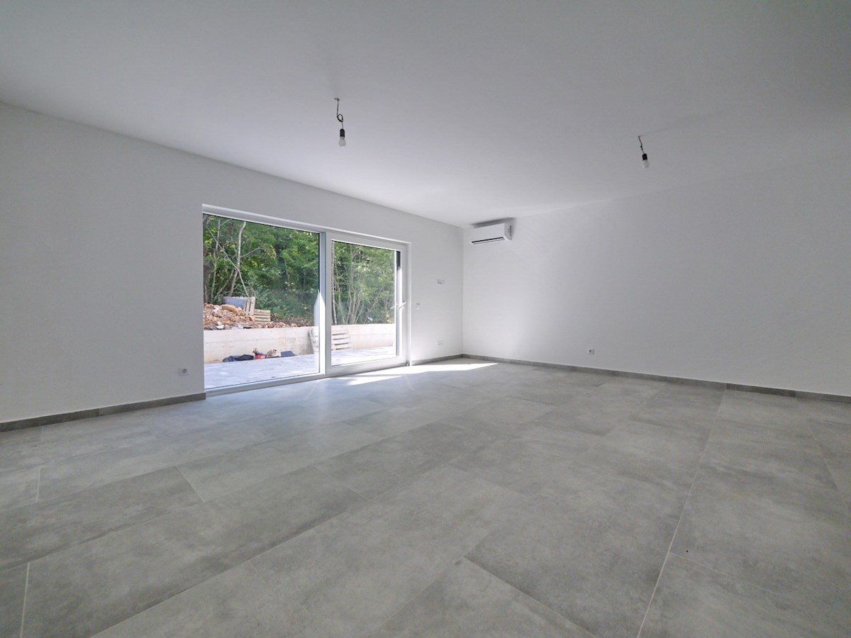 Otok Krk, zaliv Soline, okolica. Apartma v pritličju z vrtom.