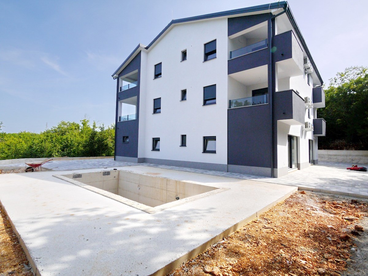 Otok Krk, zaliv Soline, okolica. Apartma v pritličju z vrtom.