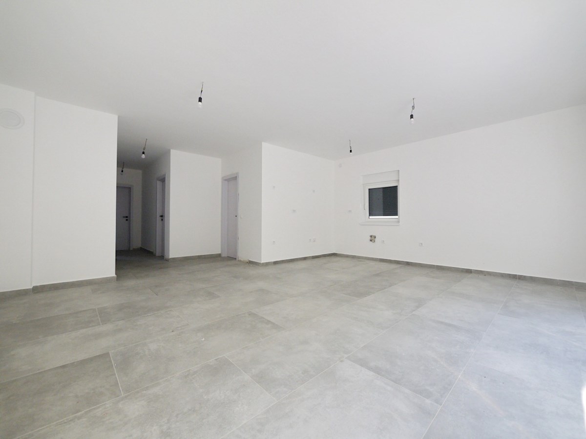 Otok Krk, zaliv Soline, okolica. Apartma v pritličju z vrtom.