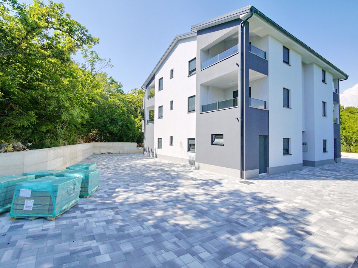 Otok Krk, zaliv Soline, okolica. Apartma v pritličju z vrtom.