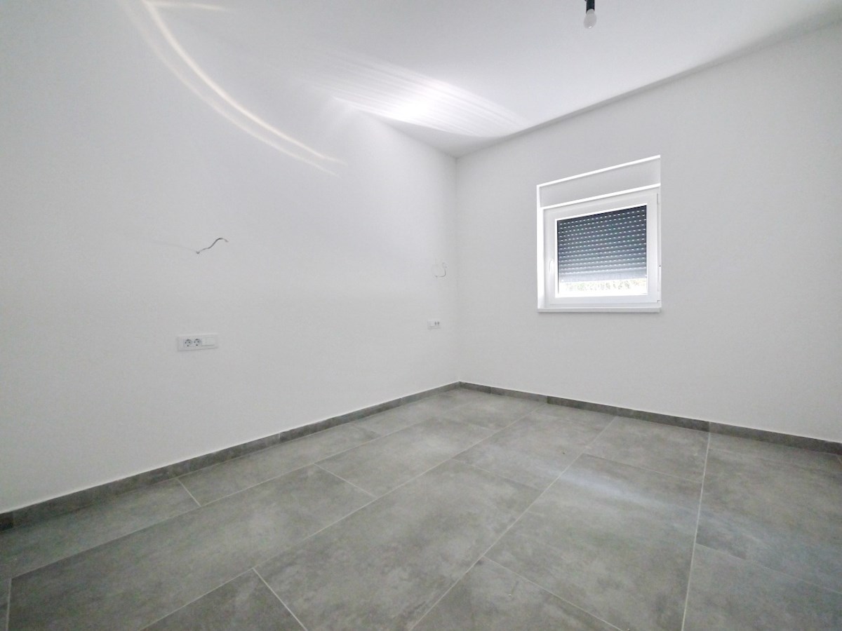Otok Krk, zaliv Soline, okolica. Apartma v pritličju z vrtom.