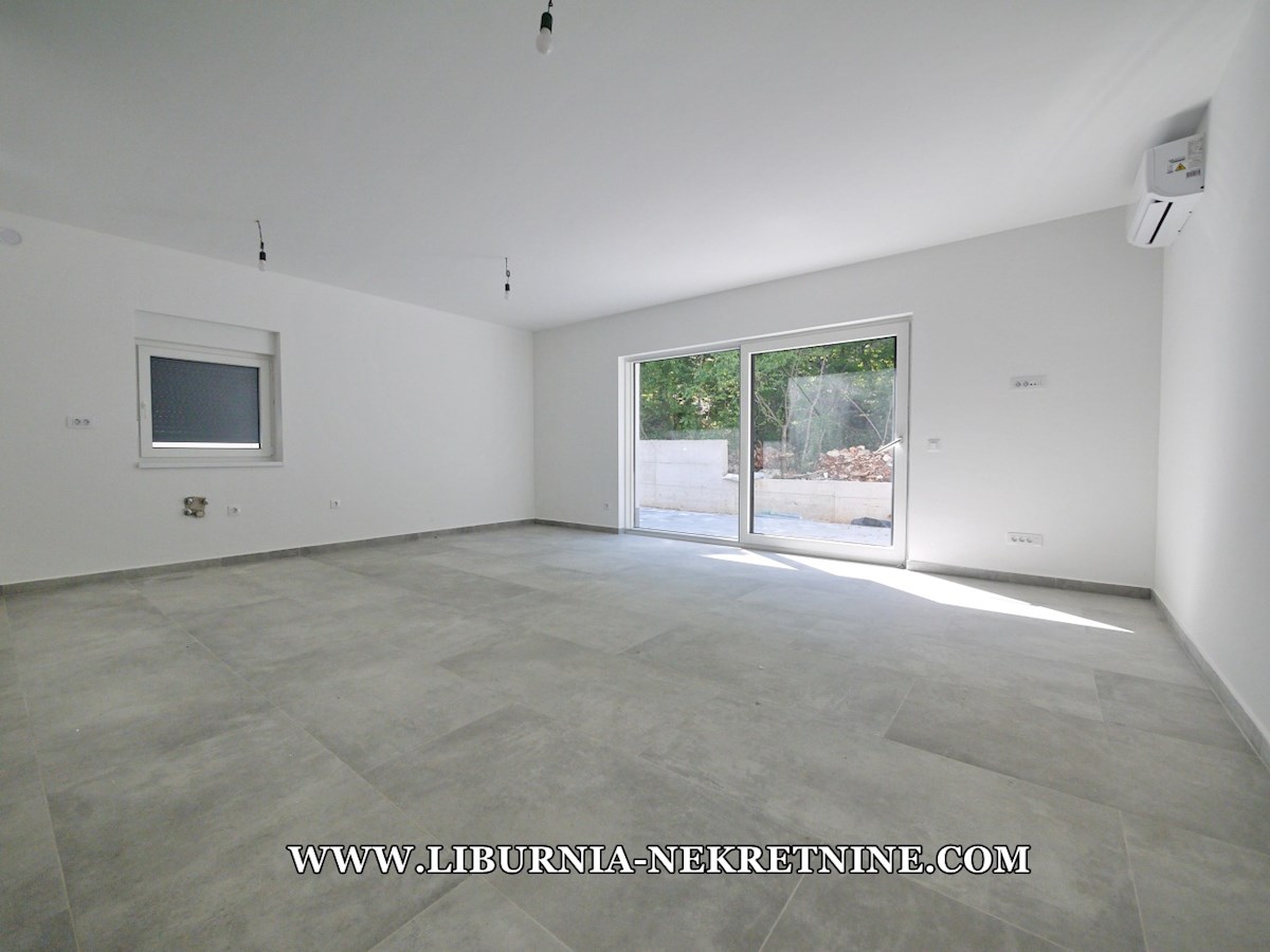 Otok Krk, zaliv Soline, okolica. Apartma v pritličju z vrtom.