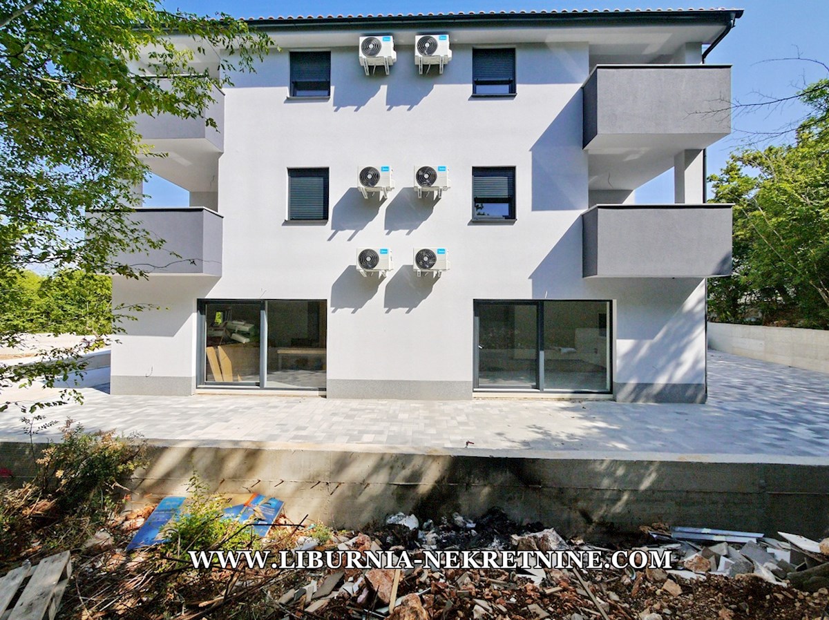 Otok Krk, zaliv Soline, okolica. Apartma v pritličju z vrtom.