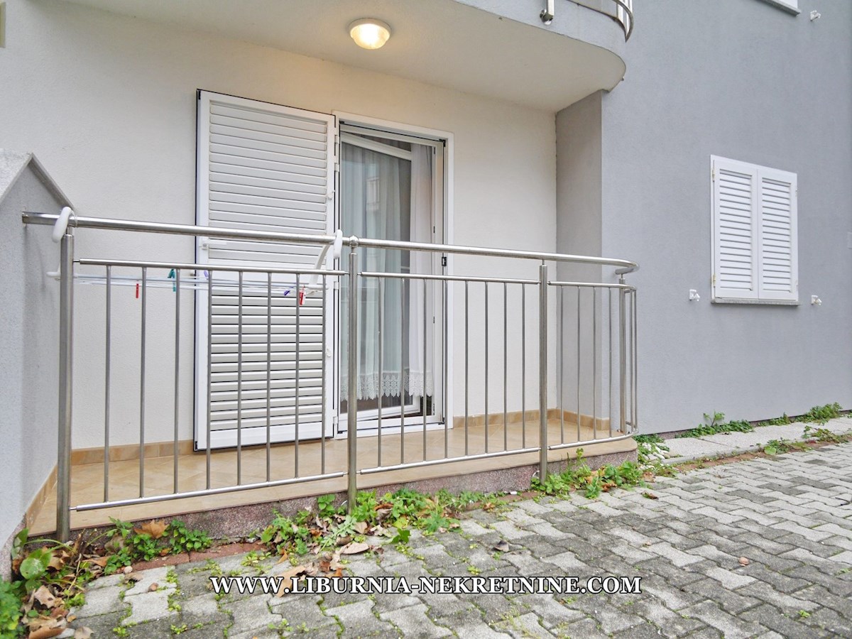 Krk, Baška. Apartma v pritličju 200m od morja.