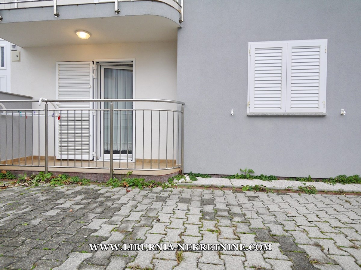 Krk, Baška. Apartma v pritličju 200m od morja.