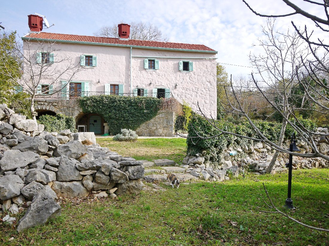 Otok Krk, Dobrinj, prenovljena samostojna kamnita hiša na mirni lokaciji.