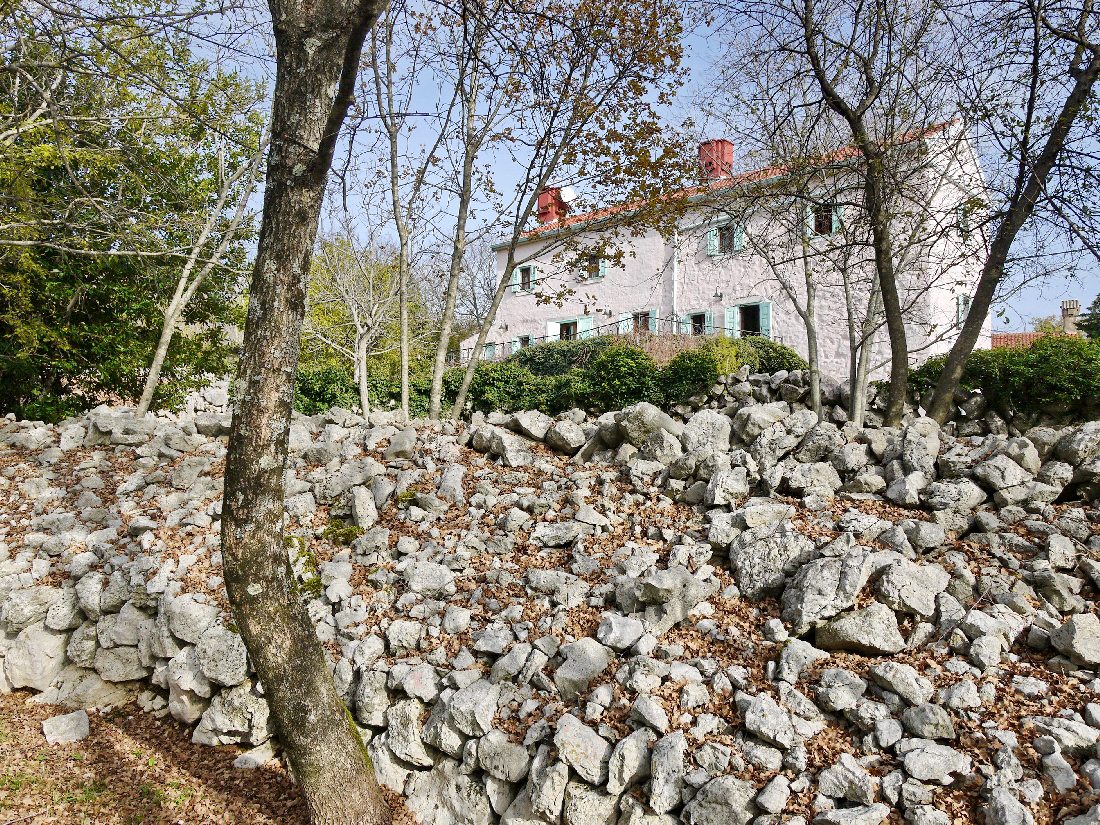 Otok Krk, Dobrinj, prenovljena samostojna kamnita hiša na mirni lokaciji.