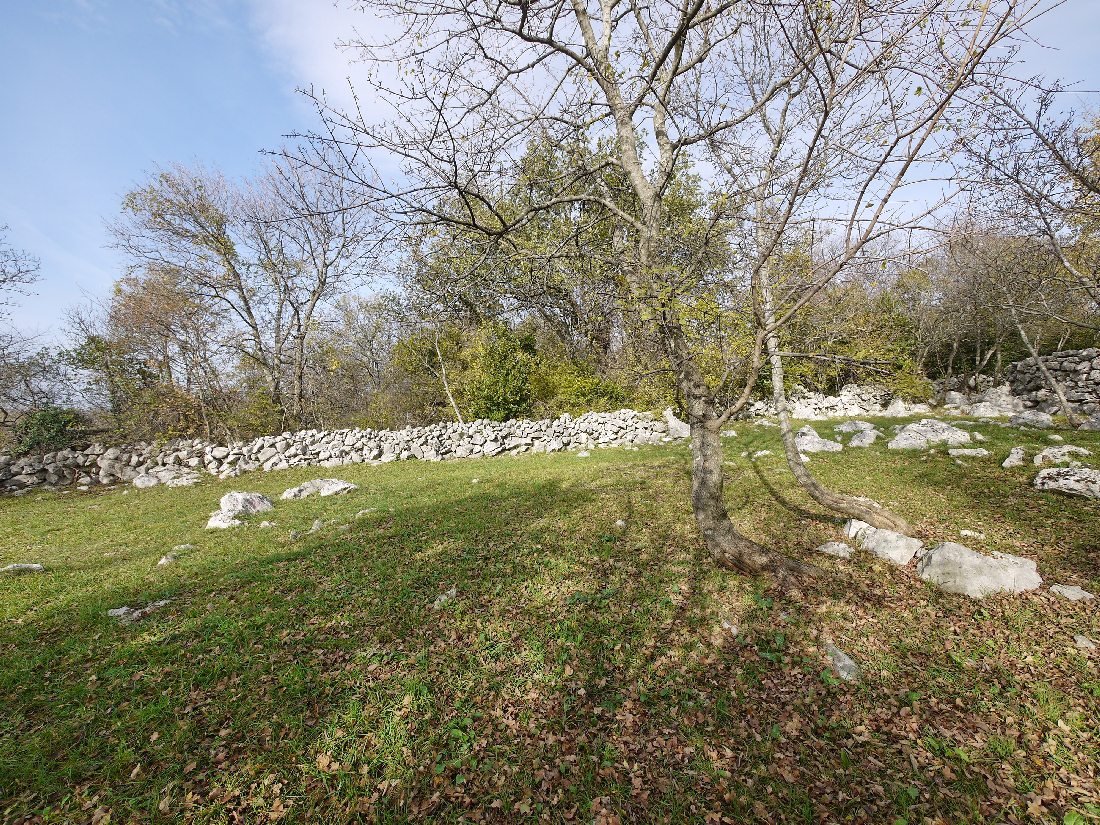 Otok Krk, Dobrinj, prenovljena samostojna kamnita hiša na mirni lokaciji.