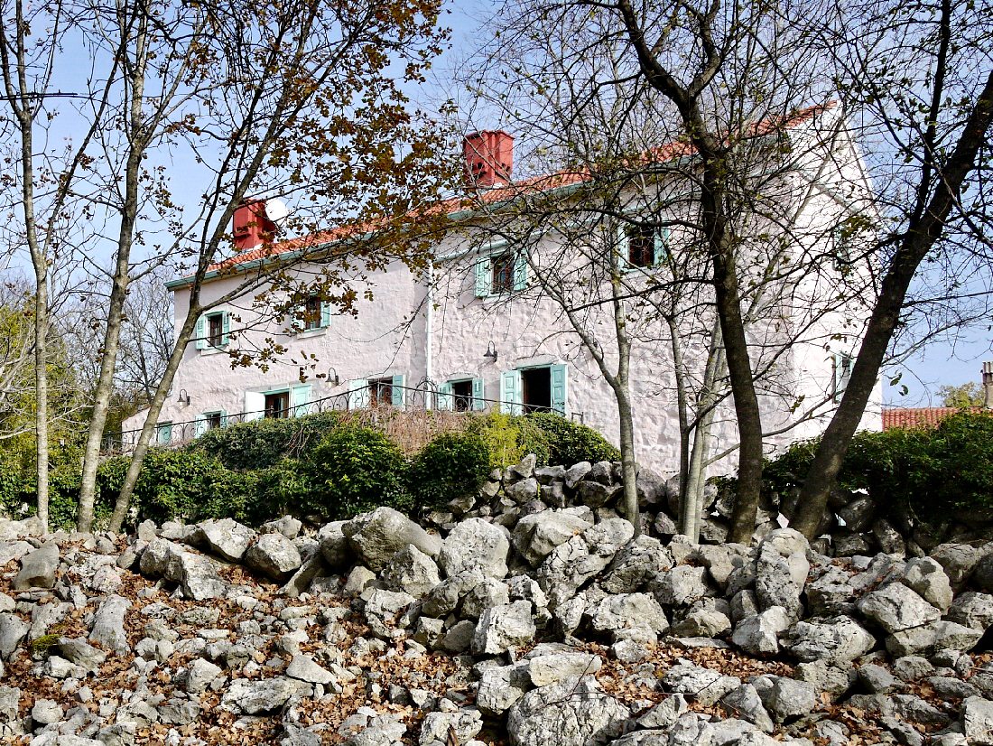 Otok Krk, Dobrinj, prenovljena samostojna kamnita hiša na mirni lokaciji.