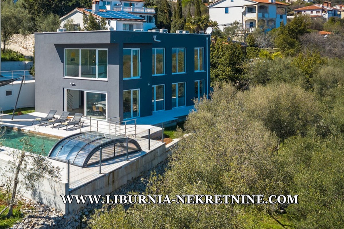 Istra, neposredna bližina Labina. Vila z bazenom, 500 metrov od morja.