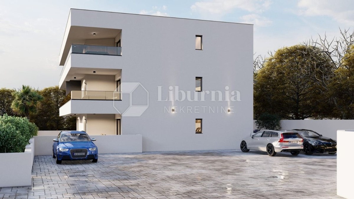 Krk, Malinska. Apartma v prvem nadstropju, 700 metrov od morja.