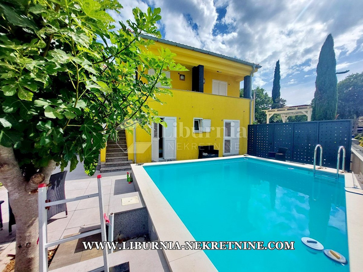 Otok Krk, Malinska. Samostojna hiša, 100 metrov od morja in plaže.