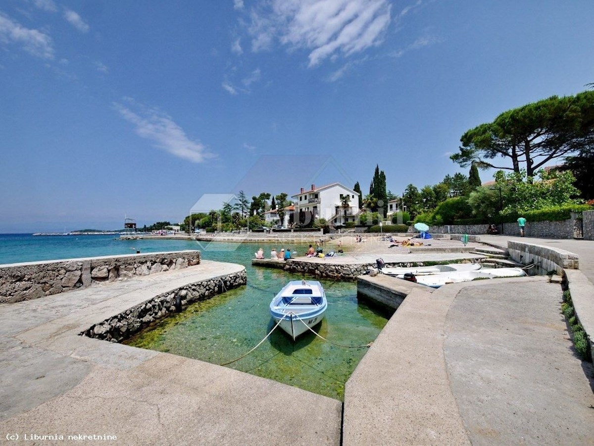 Otok Krk, Malinska. Samostojna hiša, 100 metrov od morja in plaže.