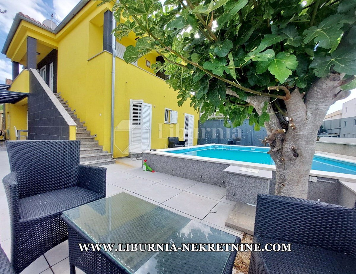 Otok Krk, Malinska. Samostojna hiša, 100 metrov od morja in plaže.