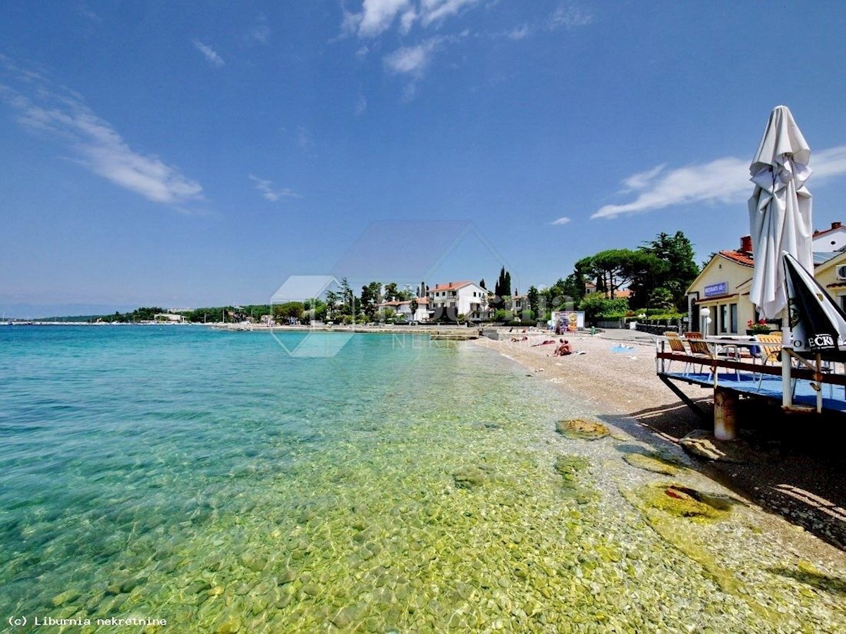 Otok Krk, Malinska. Samostojna hiša, 100 metrov od morja in plaže.