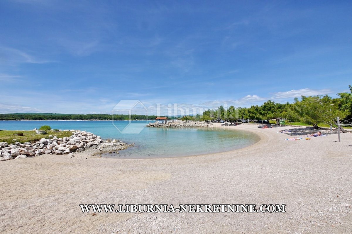 Otok Krk, Punat. Gradbeno zemljišče 70 metrov do morja.