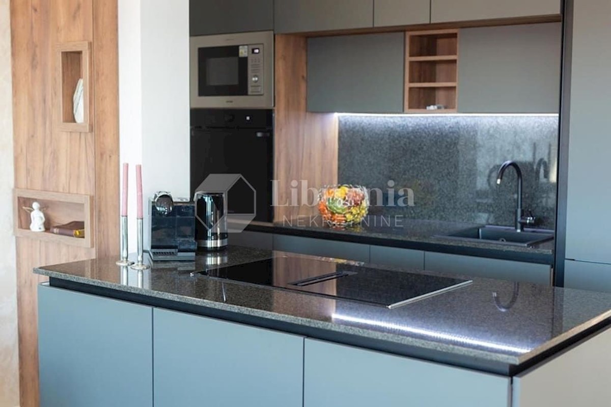 Malinska. Nov penthouse s pogledom na morje, 700 metrov od morja.