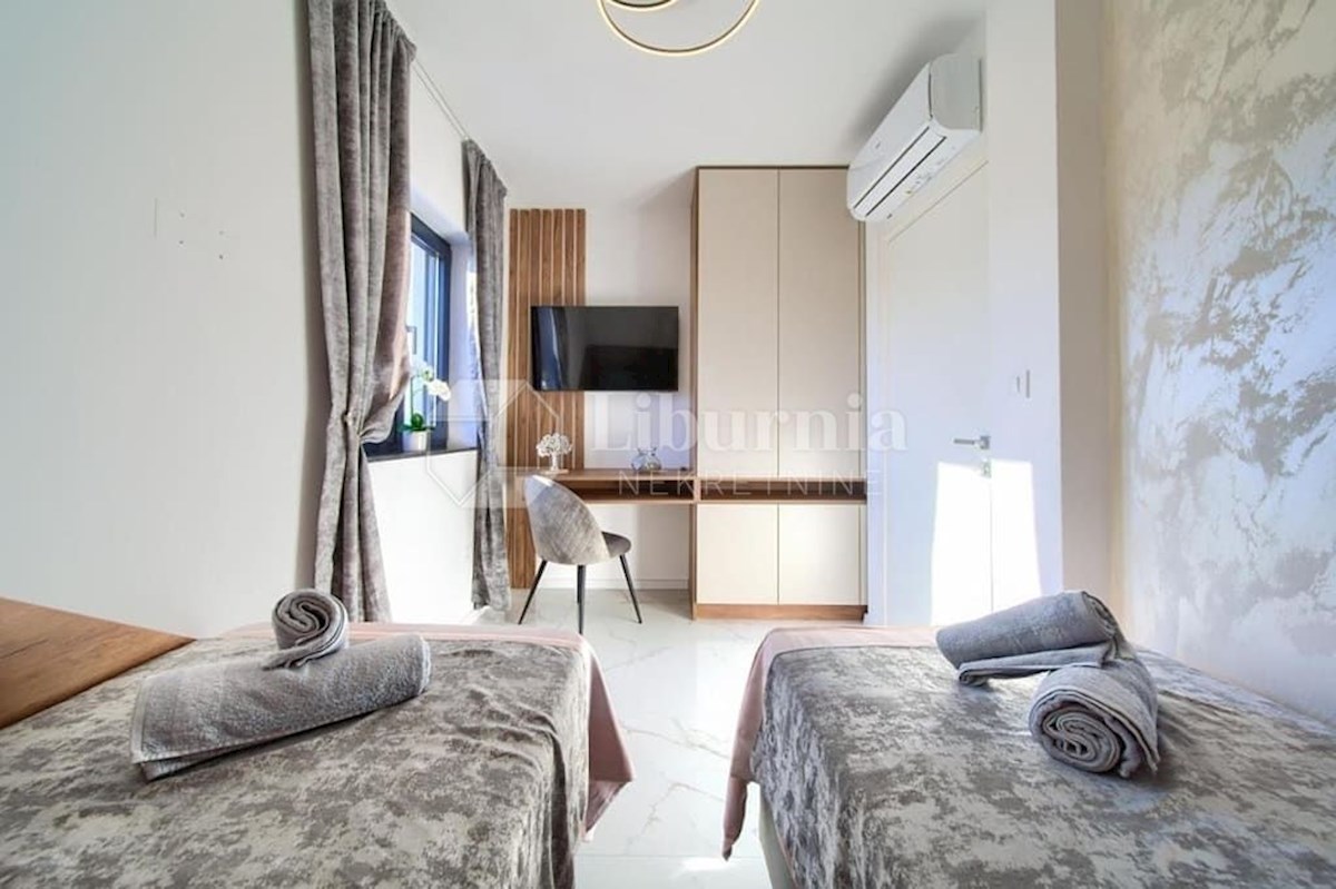 Malinska. Nov penthouse s pogledom na morje, 700 metrov od morja.