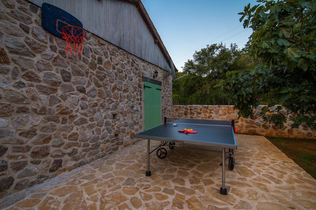 Vrbnik, enonadstropna kamnita hiša