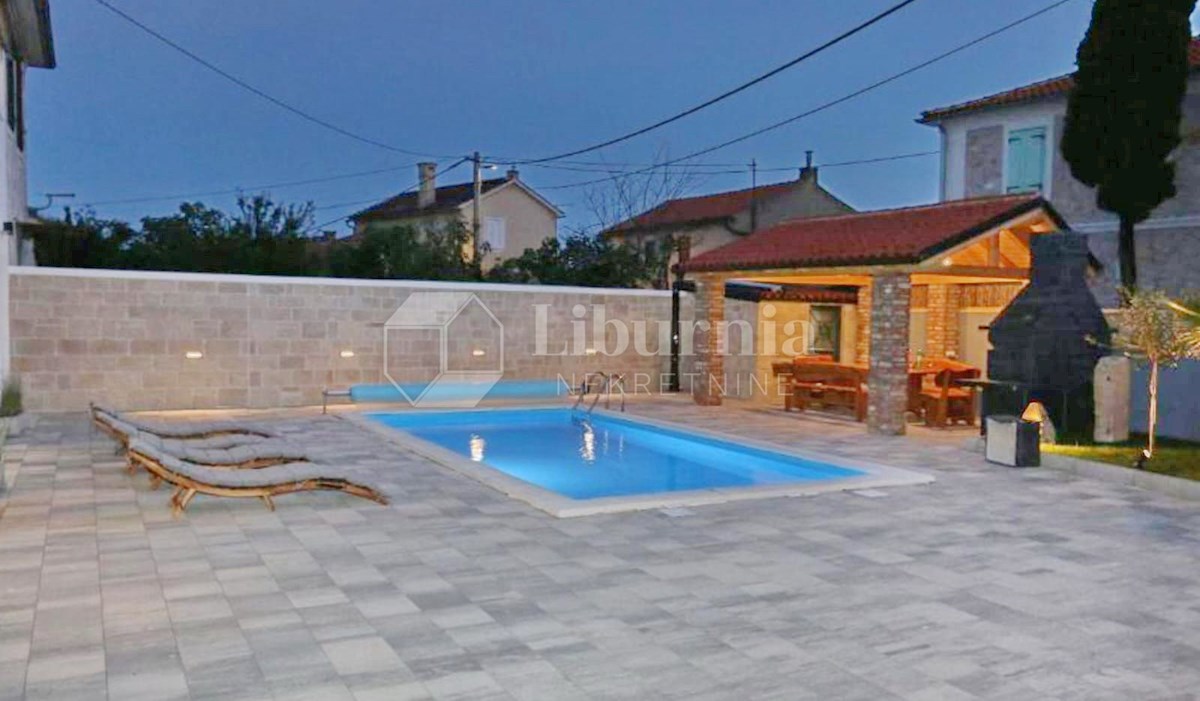 Otok Krk, Dobrinj. Adaptirana stara kamnita hiša dvojček z bazenom.