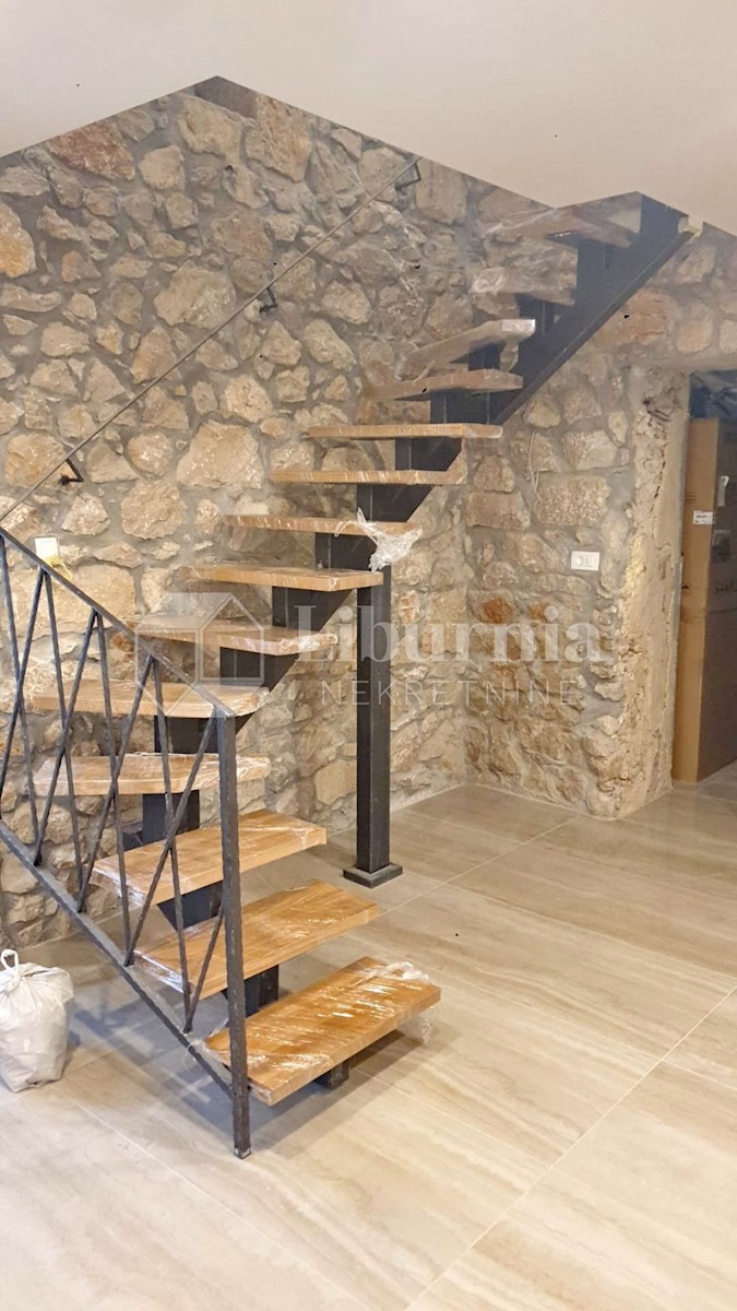 Otok Krk, Dobrinj. Adaptirana stara kamnita hiša dvojček z bazenom.