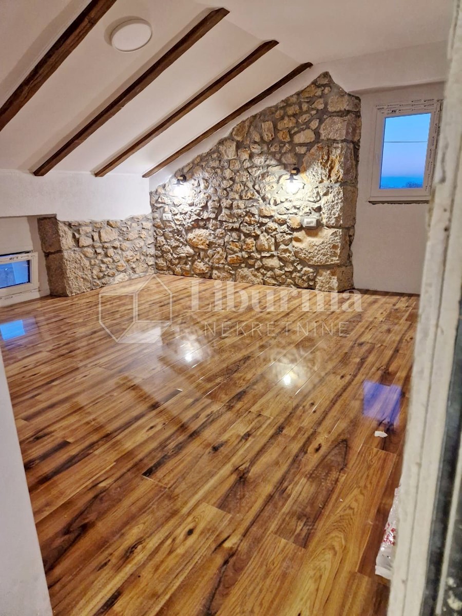 Otok Krk, Dobrinj. Adaptirana stara kamnita hiša dvojček z bazenom.