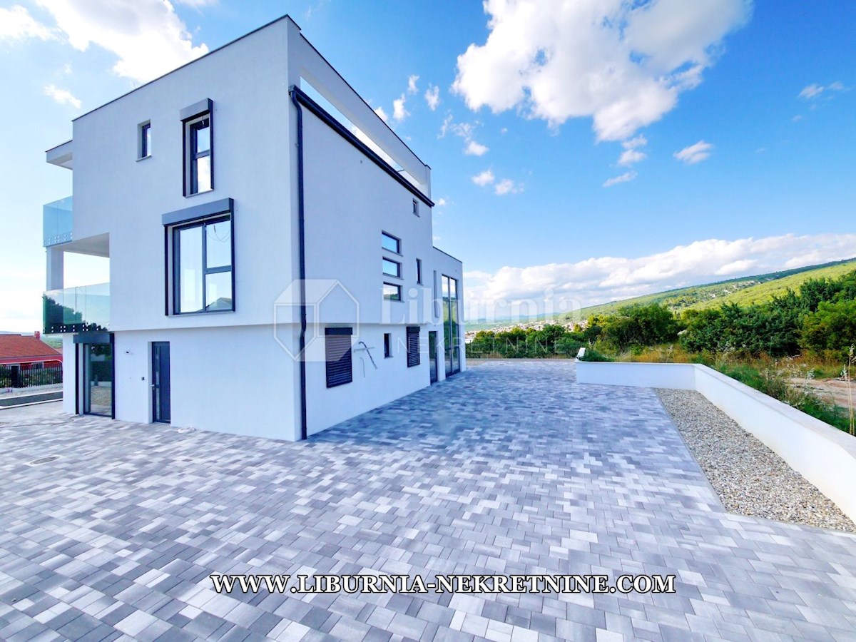 Otok Krk. Punat. Dvonadstropni apartma s pogledom na morje