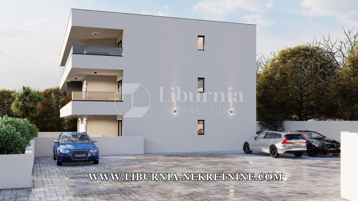 Krk, Malinska. Apartma v pritličju z vrtom in bazenom, 700 metrov od morja.