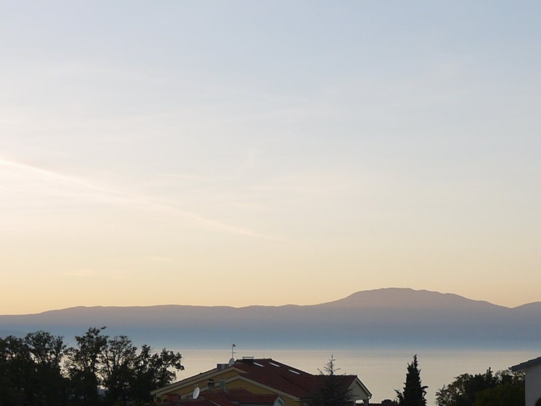 Malinska, Hiša, 600 metrov od morja.