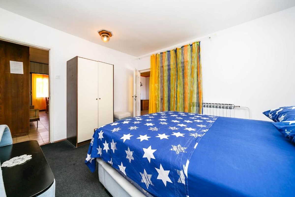 Mesto Krk, samostojna hiša s štirimi apartmaji