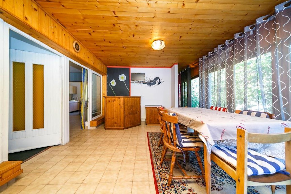 Mesto Krk, samostojna hiša s štirimi apartmaji