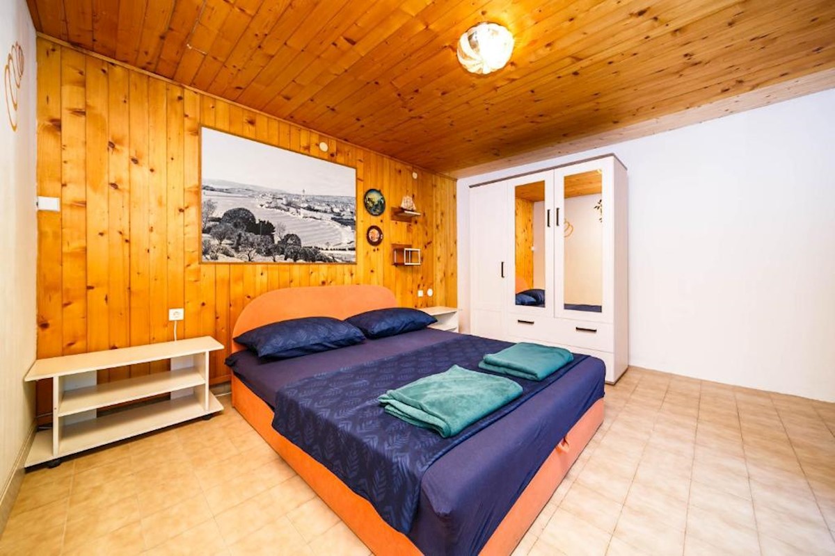 Mesto Krk, samostojna hiša s štirimi apartmaji